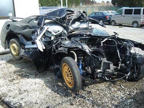 事故でめちゃめちゃになった車の画像２０枚目！